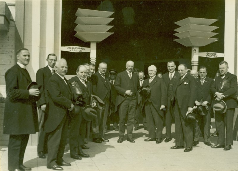 Nieuwe Schoolweg 28-6-1930 Bezoek aan elektriciteitstentoonstelling De Zevenmijls door de minister van binnenlandse zaken jhr. mr. Ch. Ruijs de Beerenbroeck.jpg