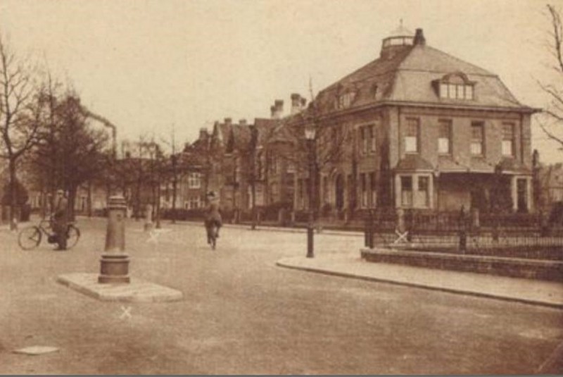 Rembrandtlaan 35-43 later M.H. Tromplaan hoek  Kortenaerstraat.1928 villa van Alfred en Fré Menko-Warendorff aan de Rembrandtlaan 43.  In de oorlog vernield door een bom..jpg