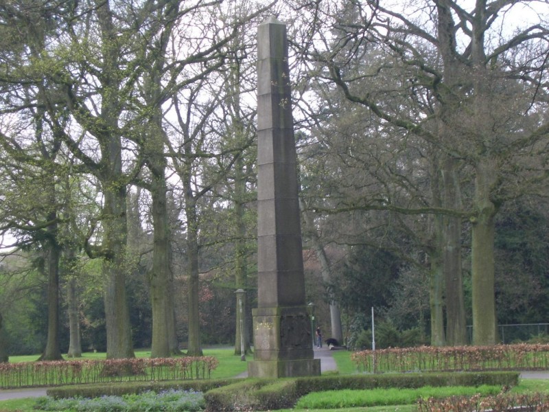 gedenknaald van Heekpark.jpg