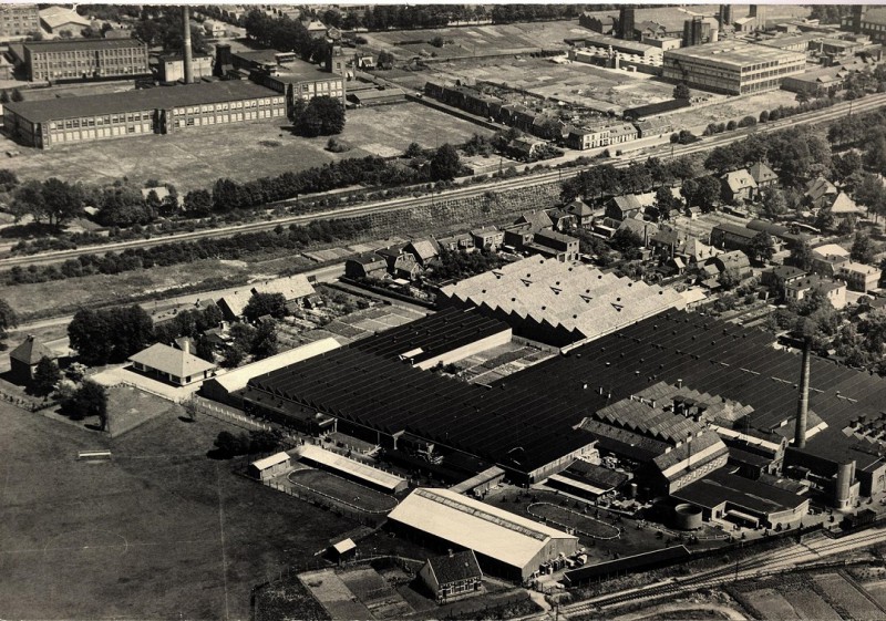 Parkweg luchtfoto links spinnerij Oosterveld rechts spinnerij Tubantia op de voorgrond textielfabriek Holland langs de spoorlijn nu Westerval.jpg