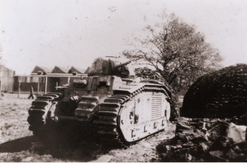 Volksparksingel Achtergelaten Russische tank bij textielfabriek Holland mei 1945.jpg