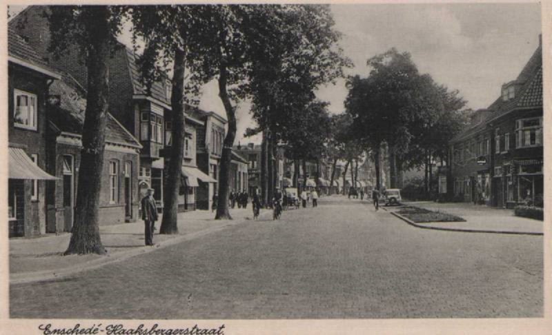 Haaksbergerstraat rechts Apotheek Wooldrik.jpg