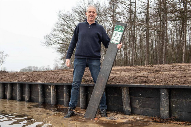 Fietsroutepaal wordt beschoeiing bij het Rutbeek.jpg