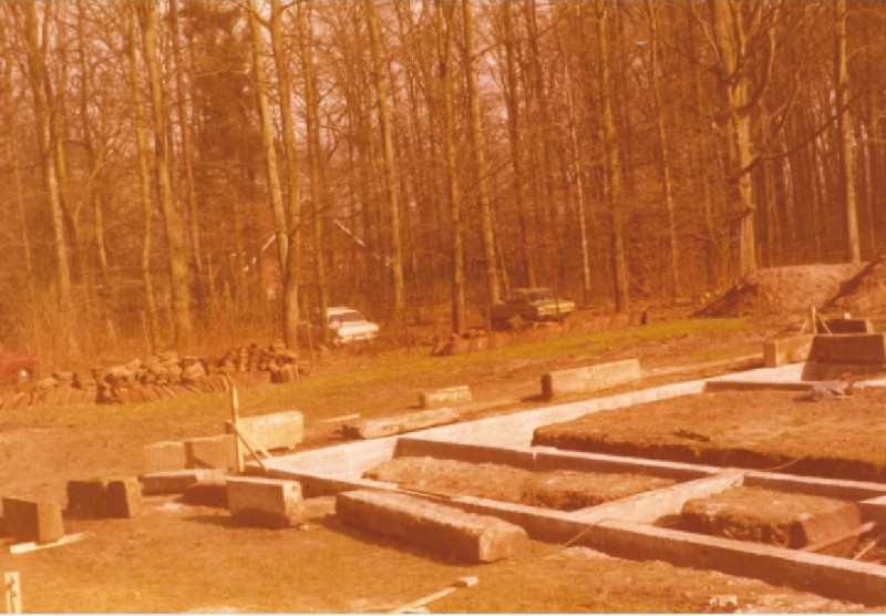Hengelosestraat Herbouw Lammerinkswönner in het Ledeboerpark, de fundamenten maart 1977.jpg