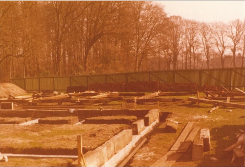 Hengelosestraat Herbouw Lammerinkswönner in het Ledeboerpark, de fundamenten 9-3-1977.jpg