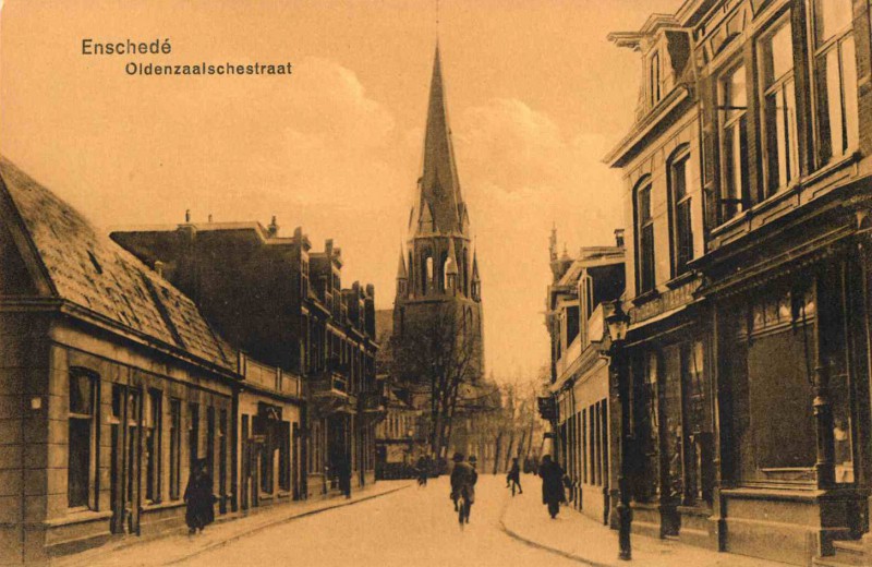 Oldenzaalsestraat 1900 Ter hoogte van de Van Lochemstraat in noordelijke richting, met de St. Jozefkerk.jpg