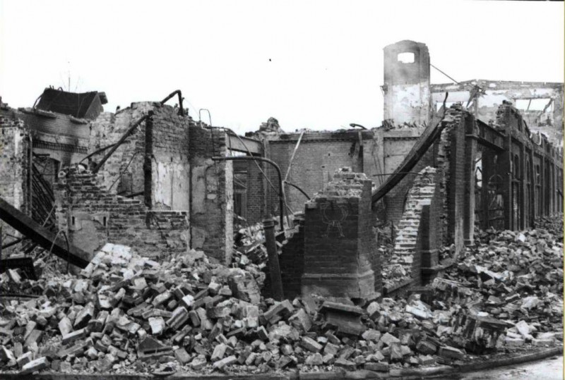 JOAN Coststraat Bandfabriek Scholten en Van Heek, na bombardement van 10.10.1943.jpg