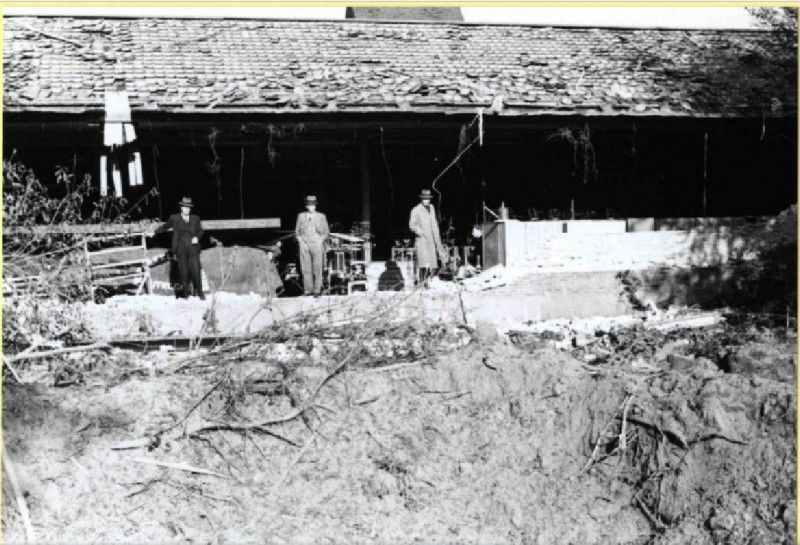 .Joan Coststraat Bandfabriek Scholten en Van Heek, na bombardement van 10.10.1943..jpg