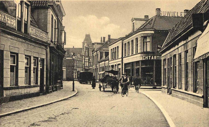 Oldenzaalsestraat 1900 vroeger Hondenkolk. Ter hoogte van de Van Lochemstraat in zuidelijke richting, met links café Asveld..jpg