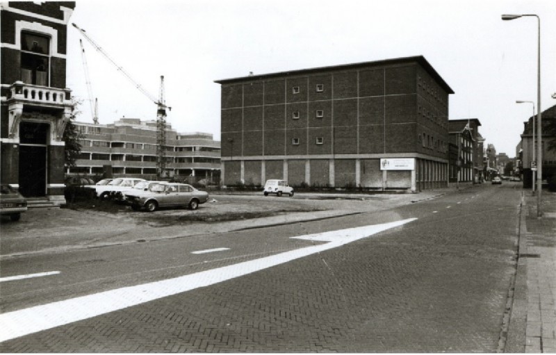 Haaksbergerstraat T.h.v. Hermandad richting Beltstraat met links bouw politieburo en midden Texoprint, vm textielfabriek Nijverheid 1979.jpg