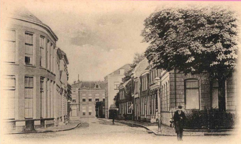 Marktstraat  Vanaf Markt 8 rechts villa Cromhoff 1897.jpg