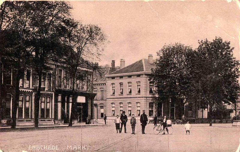 Markt 8 hoek Marktstraat met villa Cromhoff ca 1900.jpg