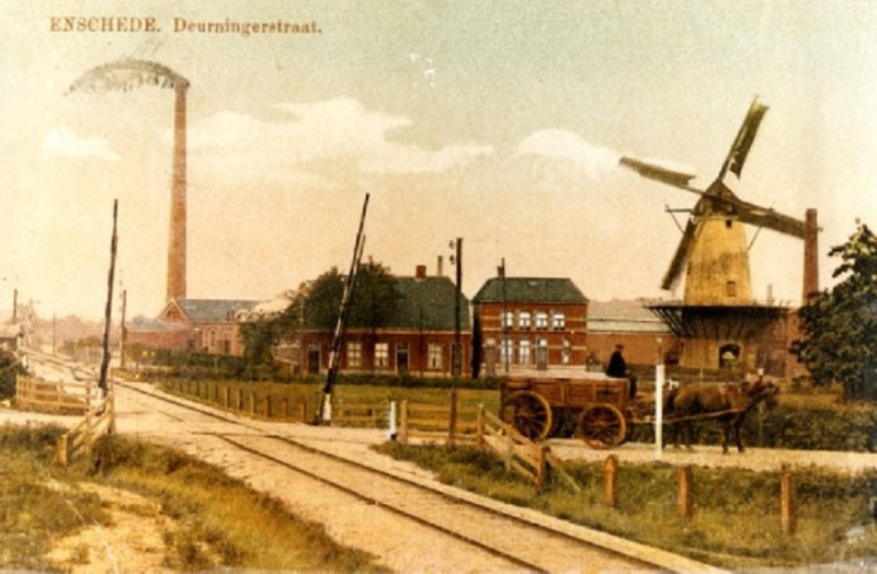 Deurningerstraat met molen aan de Kottendijk achtergrond Textielfabriek S.J. Menko.jpg