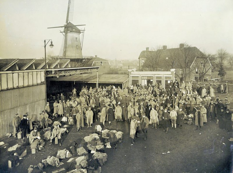 Kottendijk. Krijgsgevangenen klaar voor vertrek naar huis bij fabriek van S.J. Menko. Op de achtergond de molen van Noordendorp 1918.jpg