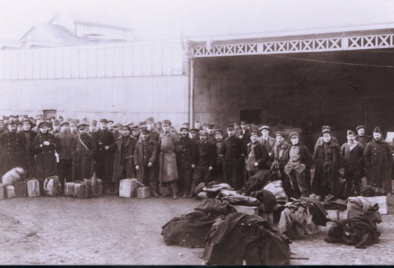 Kottendijk dec. 1918 Terugkerende Franse krijgsgevangenen worden opgevangen in fabriek S.J. Menko.jpg