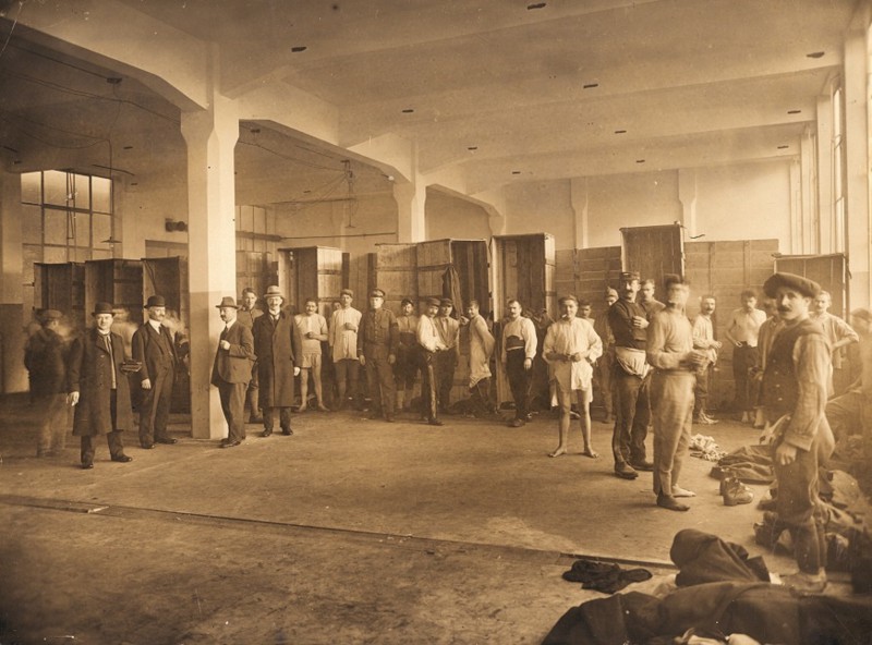 Kottendijk dec, 1918 Krijgsgevangenen in de ontkleedruimte in textielfabriek S.J. Menko.jpg