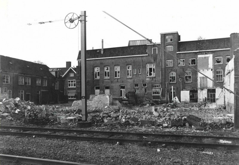 Molenstraat  april 1976 Afbraak textielfabriek S.J. Menko & Zn, gezien vanaf Parallelweg..jpg