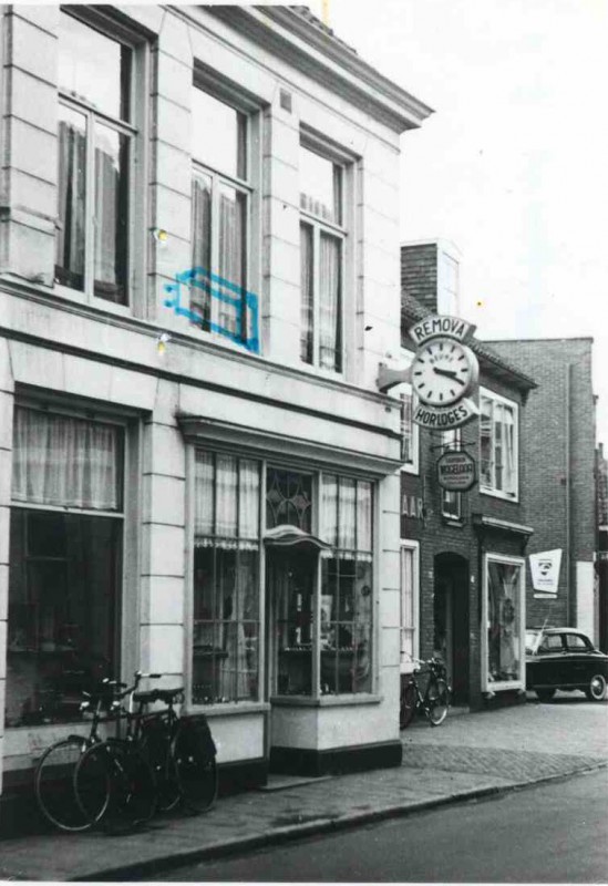 Oldenzaalsestraat 67 Juwelier en horlogerie Beune 1957 vroeger pand A. Dalmolen stofferder.jpg
