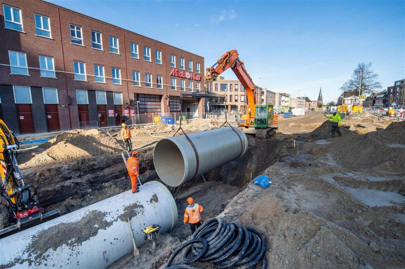 Oldenzaalsestraat Megabuizen de grond in voor waterberging 14-2-2019.jpg