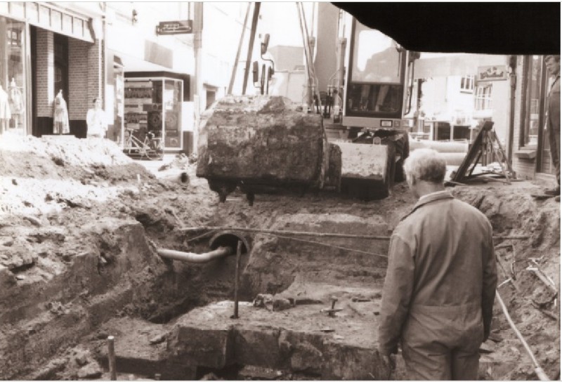 Haverstraatpassage Opgravingen fundamenten textielfabriek Fa. B. Blijdenstein aan de voormalige Burgemeesterstraat.  1995..jpg