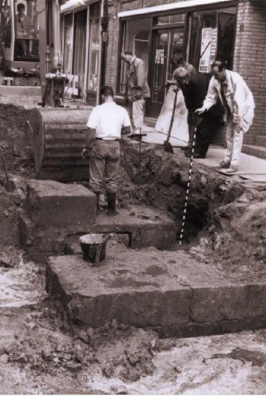 Haverstraatpassage Opgravingen fundamenten textielfabriek Fa. B. Blijdenstein aan de voormalige Burgemeesterstraat. mei 1995..jpg