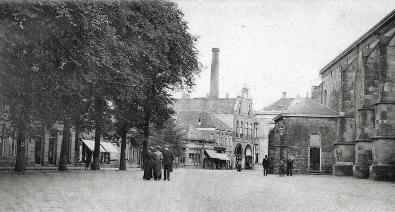 Markt richting Haverstraat schoorsteenpijp Taxtielfabriek Blijdenstijn op plek Burgemeesterstraat.jpg