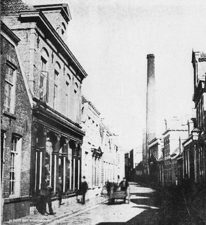Haverstraat vanaf de Langestraat 1890 De schoorsteen verderop van Blijdenstein aan de Burgemeesterstraat.jpg