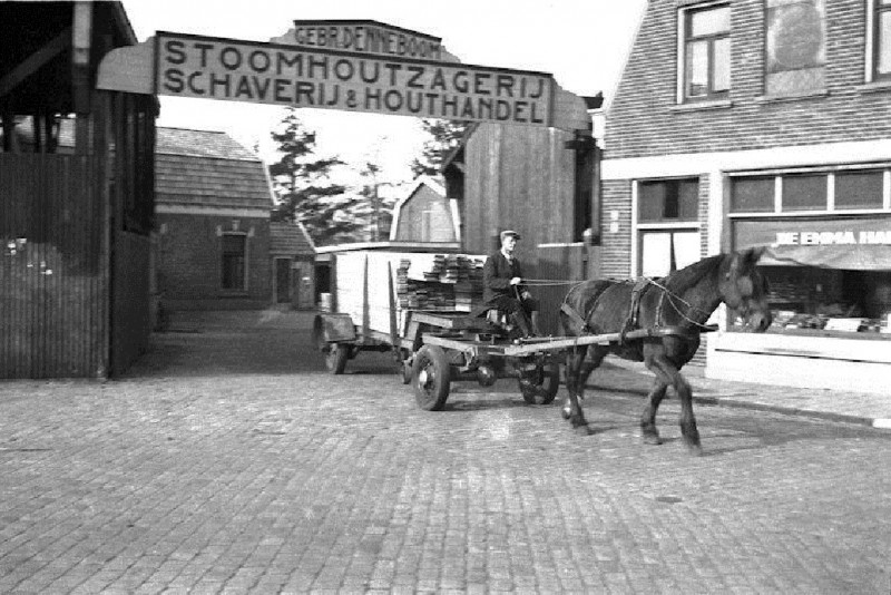 Kleine Houtstraat hoek Emmastraat De Emmahal groentezaak  bij ingang Gebr. Denneboom Stoomhoutzagerij Schaverij & Houthandel.jpg