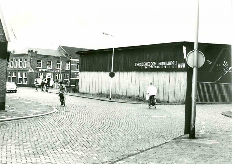 Emmastraat 330 Houthandel Denneboom en de stoffenmarkt aan de Zwedeweg hoek tweede Emmastraat.jpg