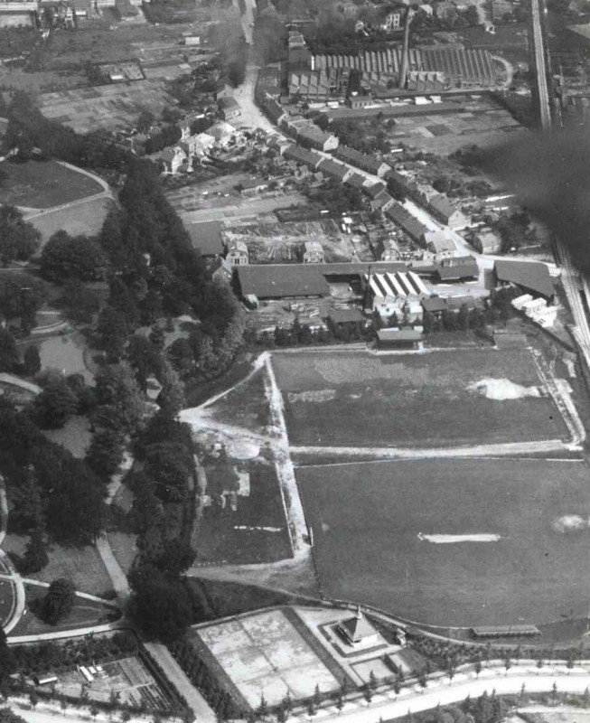 Volkspark voetbalveld met zittribune en daarachter Houthandel Denneboom 1945.jpg
