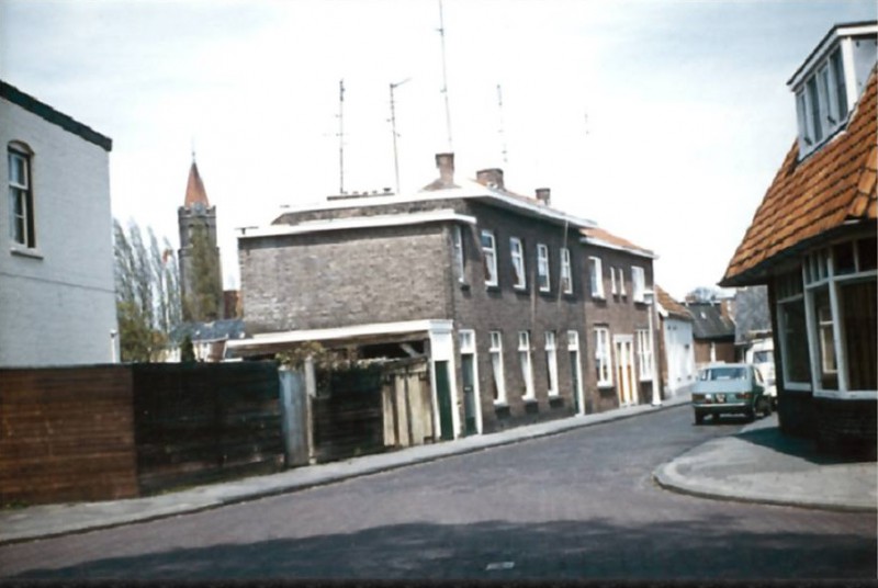 Reumerschoolstraat hoek Roomweg  Links kapper Weltevreden.jpg