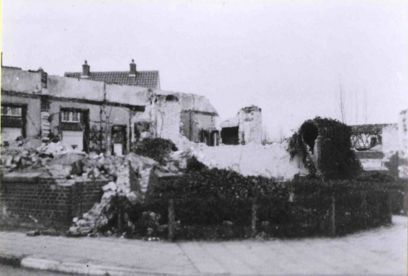 Janninksweg 22-2-1944 Hoek Sterkerstraat, getroffen huizen na bombardement van 1944.jpg