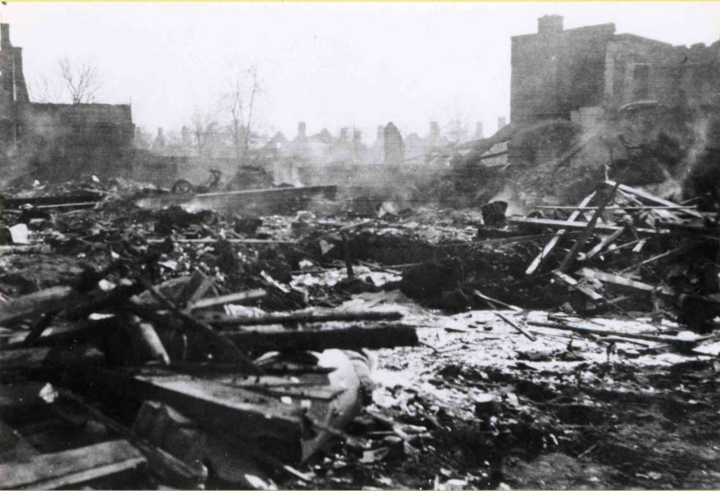 Janninksweg 22-2-1944 Getroffen woningen Janninksweg en Blekerstraat..jpg