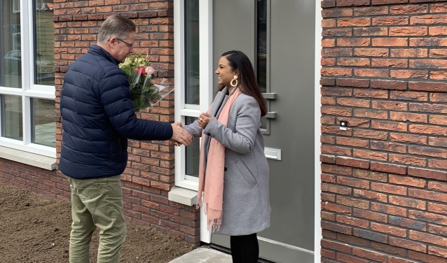 Bert Timmen van De Woonplaats reikt de sleutel uit aan mevrouw Ardjoen van de Wooldriksweg.jpg