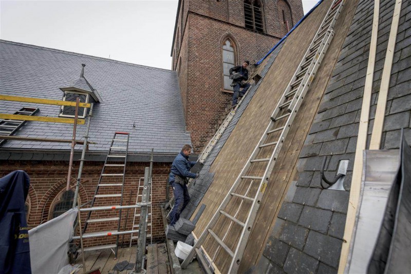 Renovatie van kerk in Lonneker gaat van leien dakje.jpg
