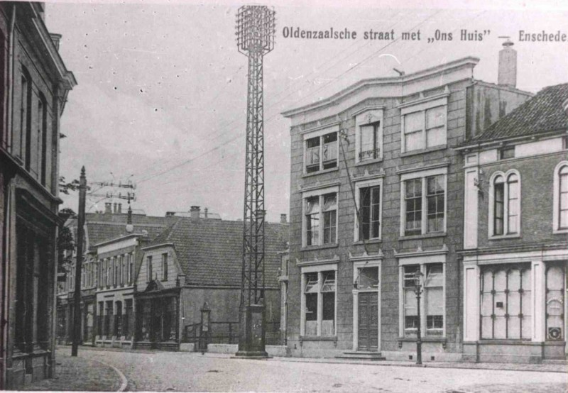 Oldenzaalsche straat 19 ONS HUIS thuisbasis van Textielarbeidersbond De Eendracht. telefoonmast 1910.jpg