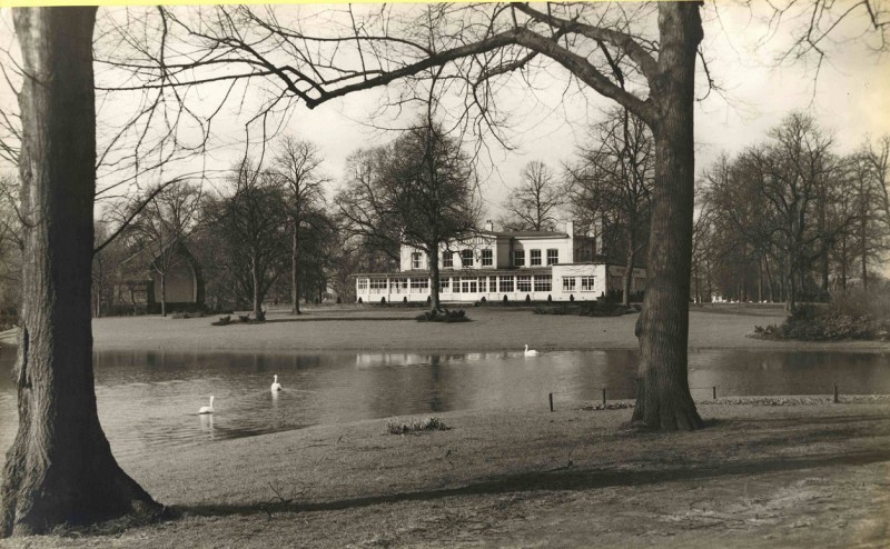 Parkweg 1950 Volkspark met zicht op de vijver, het restaurant en de muziekkoepel..jpg