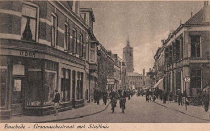 Gronauschestraat 15 rechts vroeger woning H.G. Elderink.  links hoek Veenstraat winkel U. Dam.JPG