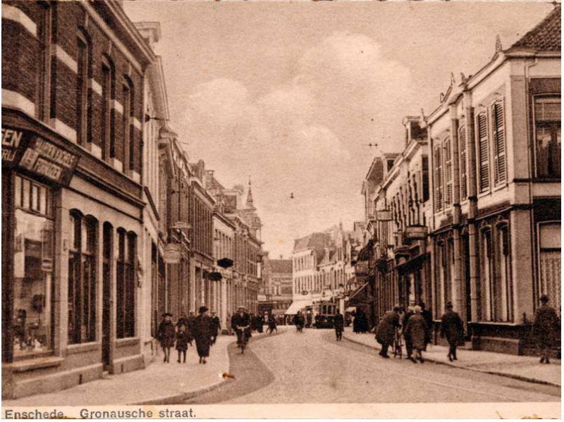 Gronausestraat 15  rechts woning van de familie Elderink, links de haardenzaak van Hamelinck, de schilderszaak van Van Kregten, de boekhandel van Witkam, de apotheek Holst,1930.jpg