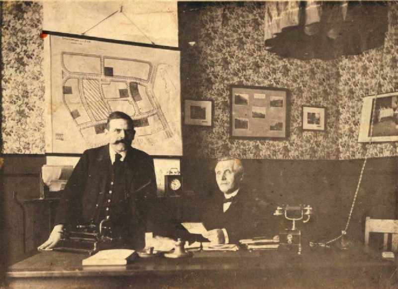 Langestraat 24 Wethouder G. Elhorst (04-11-1912 tot 04-09-1923), links B. van Eck, chef Financiën.jpg