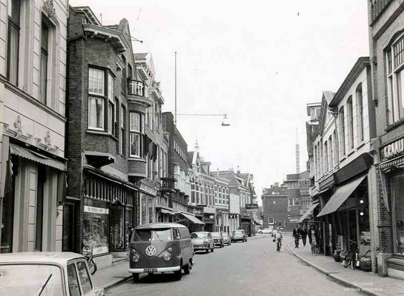 Hengelosestraat nu Korte Hengelosestraat rechts Kraaijenbrink en Gero winkel Baarslag links Boekhandel Enschede-Lonneker.jpg