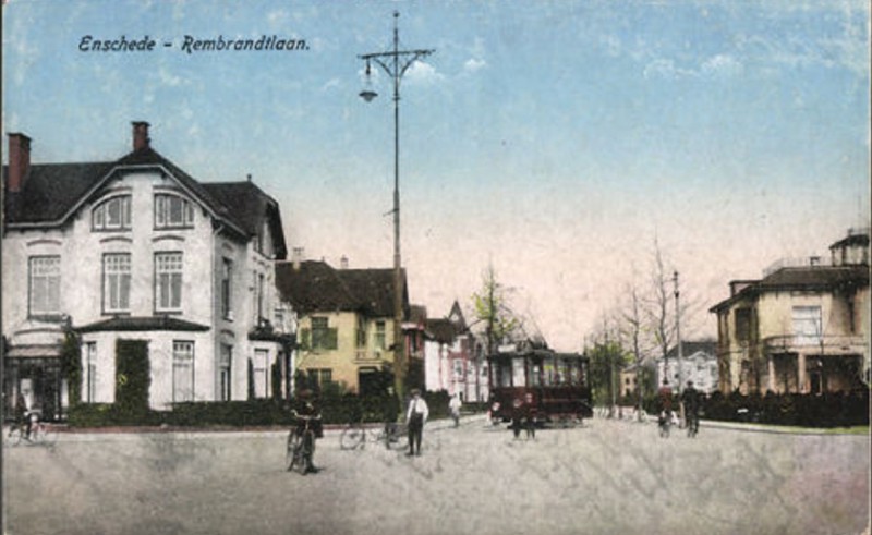 Rembrandtlaan hoek De Ruyterlaan tram rechts villa Serphos.JPG