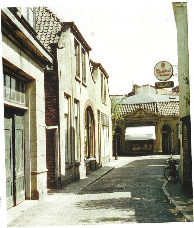 Hofstraat. Rechts het café van Chris Dam, links de groentenwinkel van Hoogland en op de achtergrond de werkplaats van matrassenmakerij de dekenstikkerij Lunter..jpg