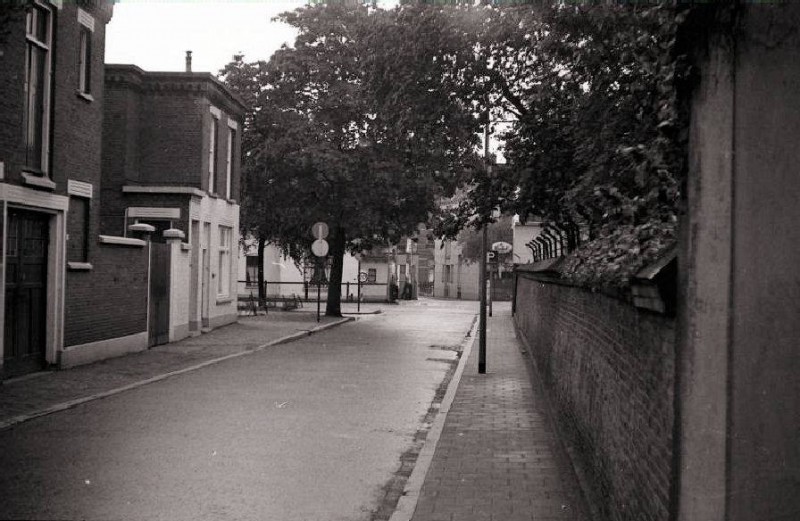 Kloosterstraat  met spoorweg overgang naar de Molenstraat.jpg