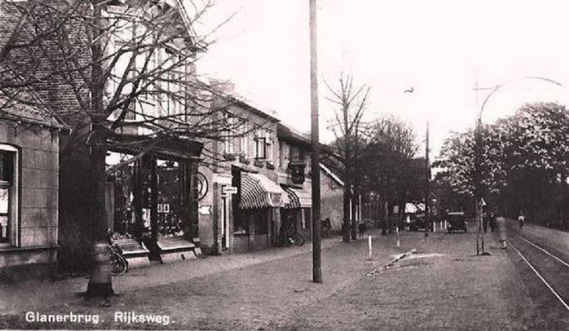 Rijksweg Glanerbrug met rechts nog de tramrails.rond 1925.jpg