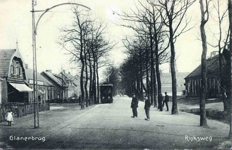 Rijksweg later Gronausestraat 1920 Straatbeeld met tramlijn en tram richting Enschede. tram.jpg