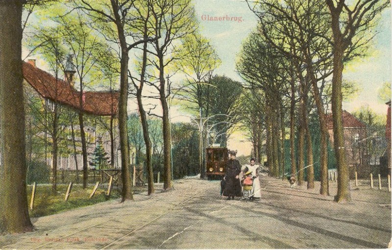 grensovergang met klooster en tram 1911.jpg