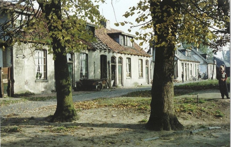 't Overschot, een doodlopend zijstraatje van de Veenstraat. De woningen zijn gebouwd van het restant van de giften tot wederopbouw na de grote brand van 1862 .jpg