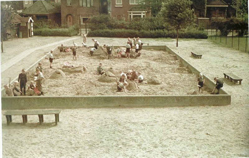 Laares. Links bij de ingang het diensthokje van de oppasser van de zandbak.  Rechts -niet op de foto - de Laaresschool in de Rozenstraat .jpg