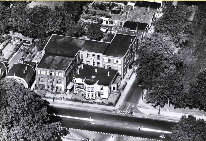 Hengelosestraat 222 Hoek Roessinghsbleekweg. Luchtopname van confectiefabriek gezusters Borst 1955..jpg